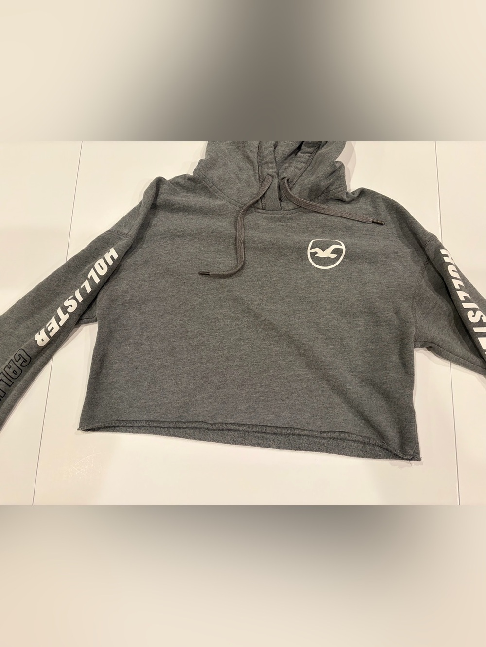 Hollister Co. Cropped Graphic Hoodie – Dark Heather Grey - Size M - Picture 3 of 7